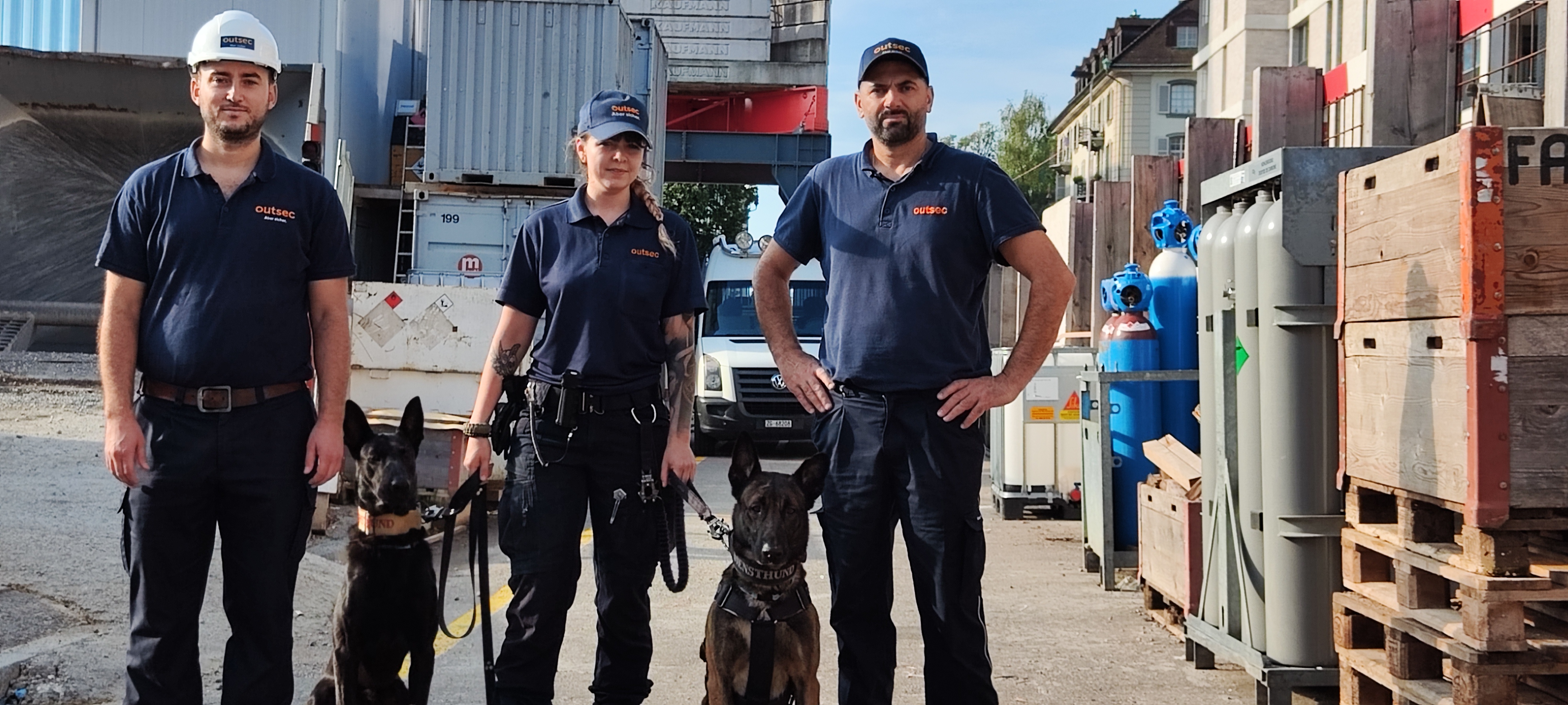 Outsec-Hundeführerteam patrouilliert auf einem Industrieareal