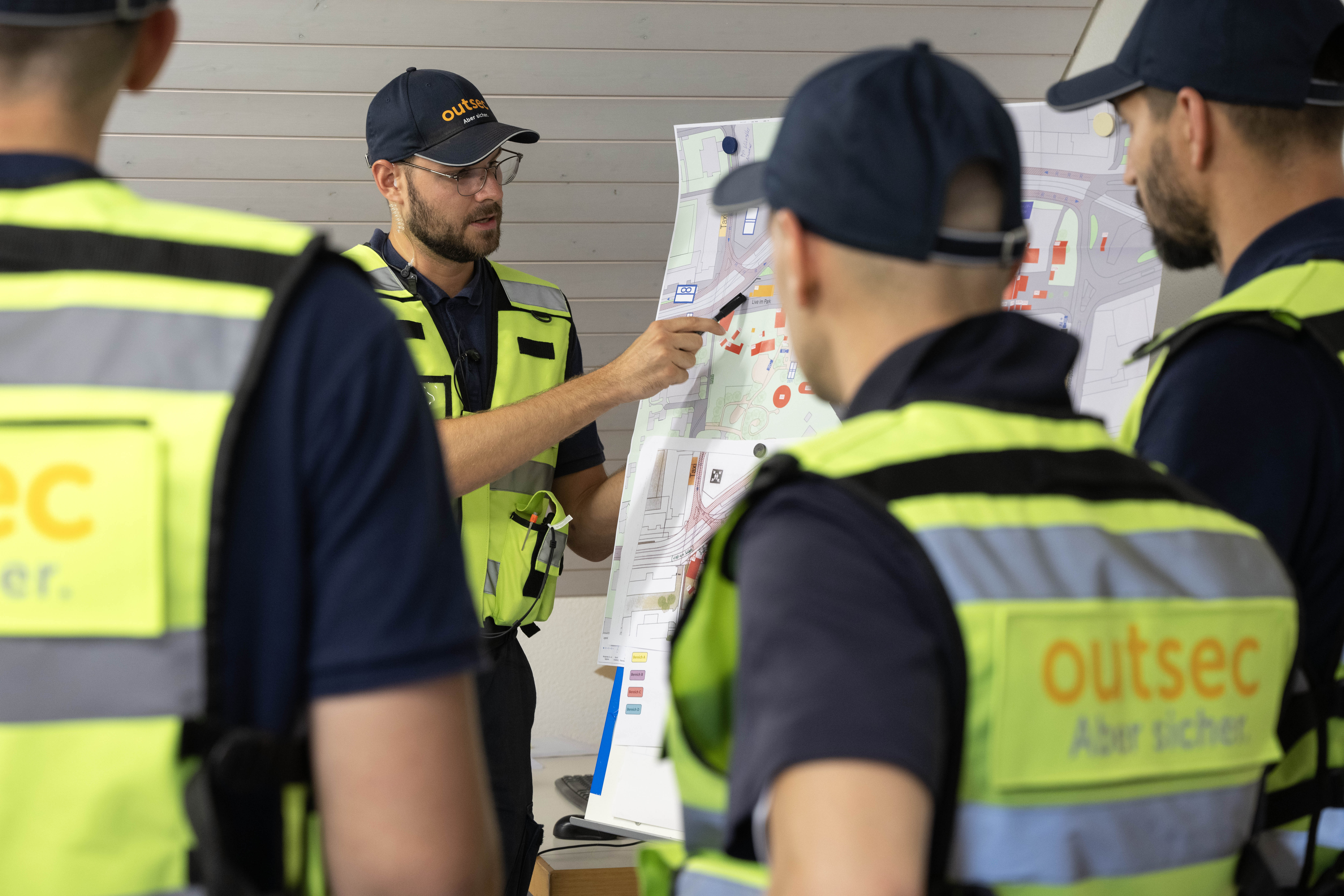 Geschäftsführer René Leuenberger im Briefing mit dem outsec-Sicherheitsteam