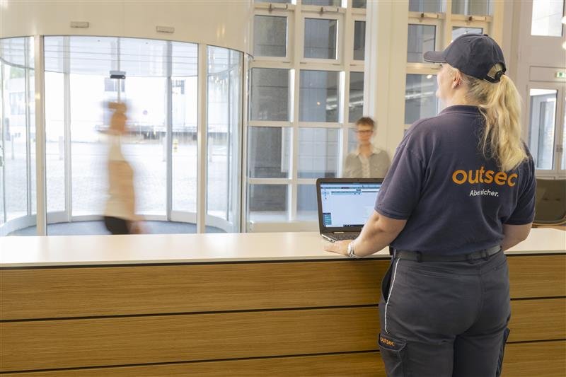 Outsec-Empfangsmitarbeiterin an der Rezeption einer Gesundheitseinrichtung