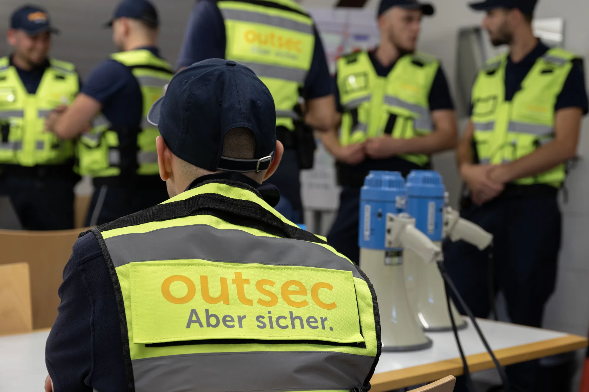 outsec Sicherheitsmitarbeitende im Einsatz — Arbeiten im Sicherheitsdienst
