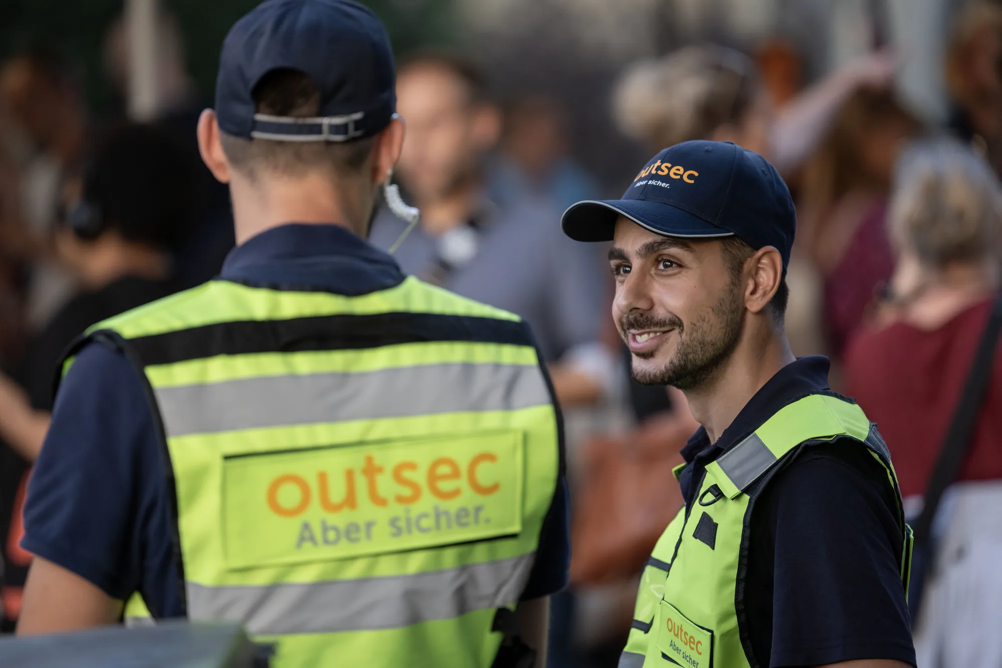 outsec Mitarbeitende im Einsatz an einer Veranstaltung
