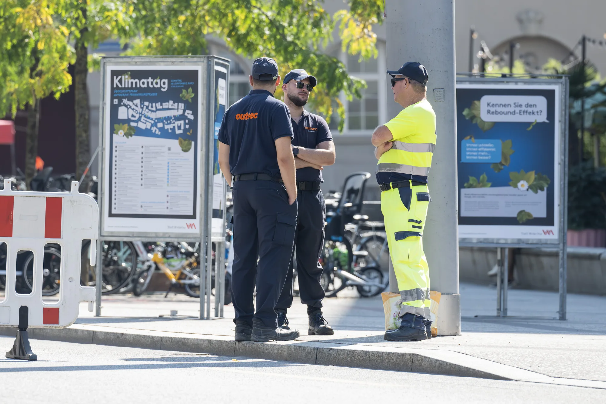 outsec Gemeindepatrouille im öffentlichen Raum einer Stadt