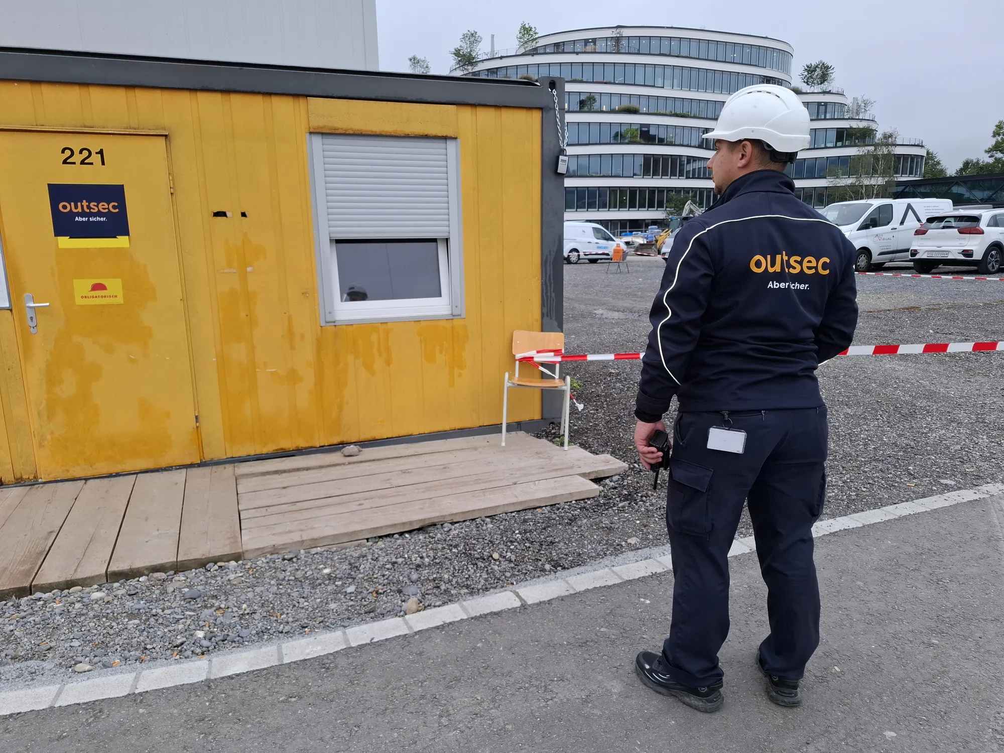 outsec Mitarbeitende bei Anlieferlogistik und Verkehrsdienst auf einer Baustelle