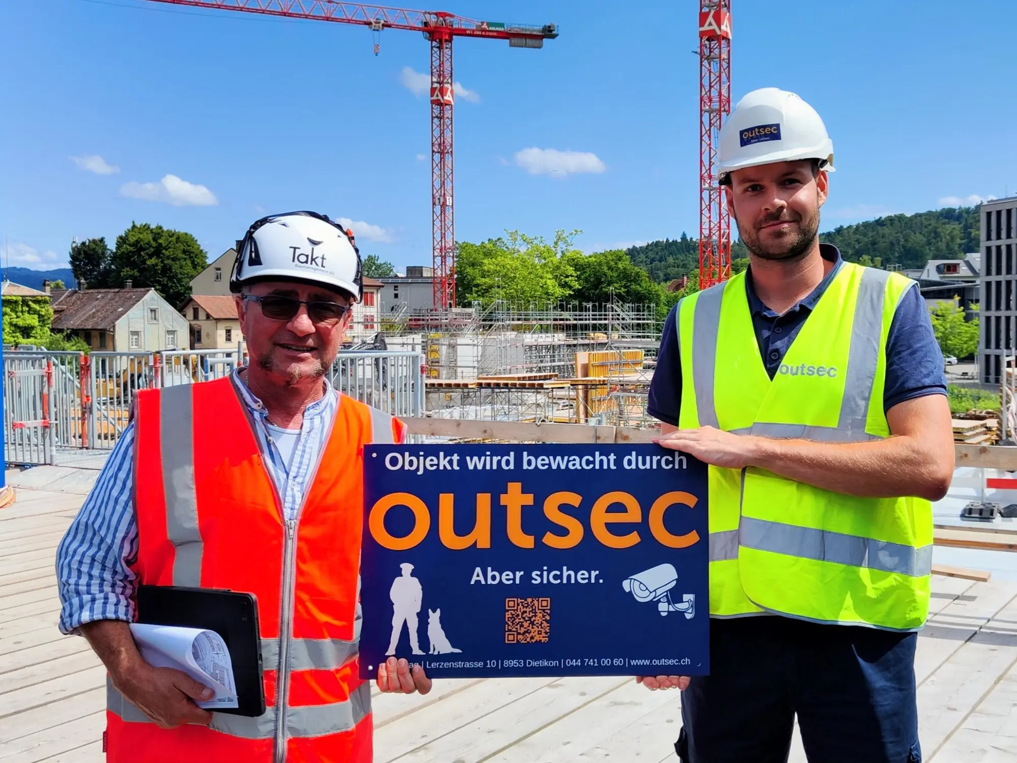 Outsec-Bauteam mit Bewachungsschild auf einer Baustelle