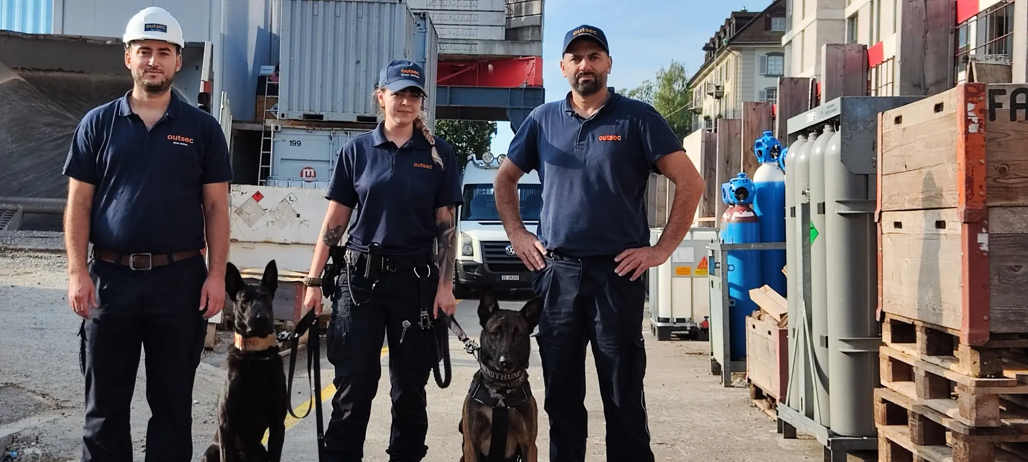 Outsec-Hundeführerteam patrouilliert auf einem Industrieareal