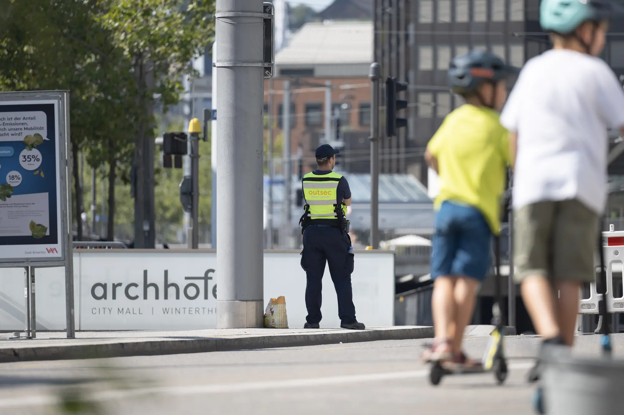 Outsec-Mitarbeitende im Aussenbereich eines Einkaufszentrums